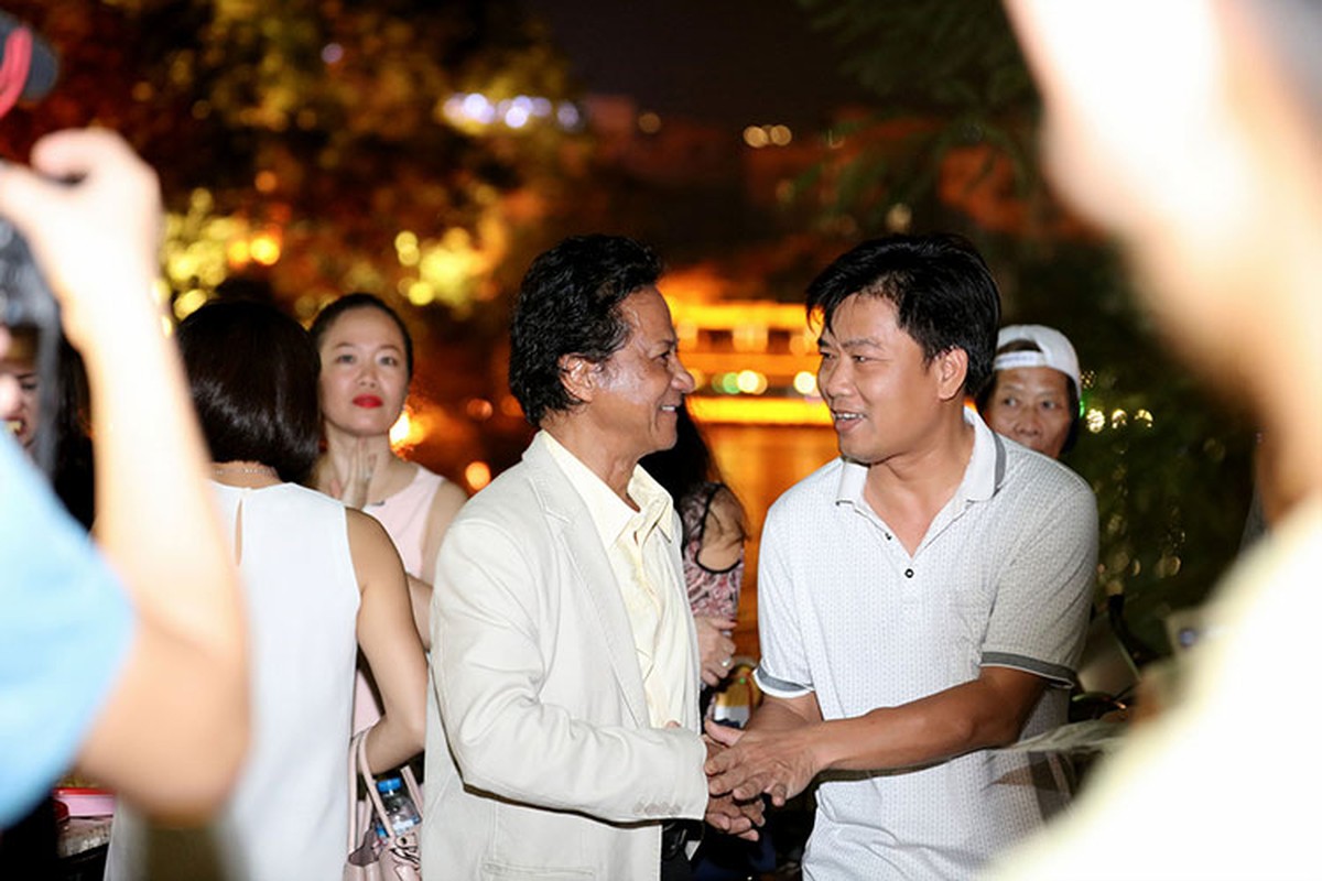 Che Linh duoc fan vay kin khi dao pho dem Ha Noi-Hinh-13